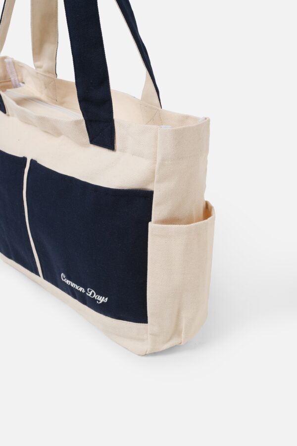 Carry All V2 Totebag Twotone Broken White & Navy Common Days - Image 3