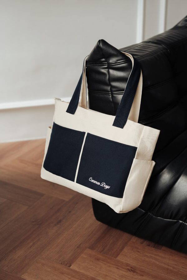 Carry All V2 Totebag Twotone Broken White & Navy Common Days - Image 6